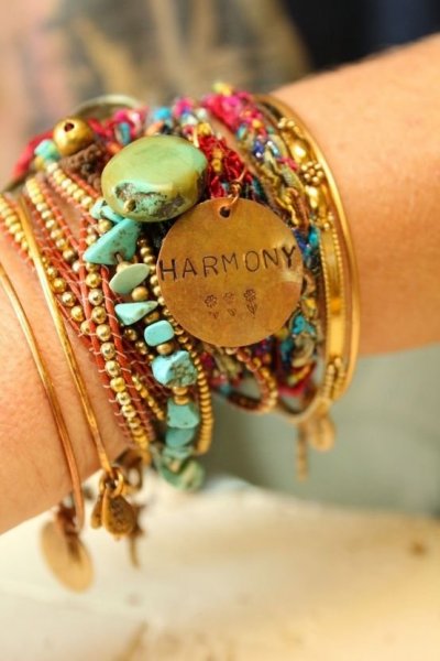 Mint a színes kövek a karkötőn, a női harmónia sem egysíkú (kép: Pinterest)