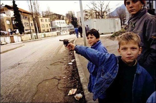 A gyűlölet gyorsan beszippant. Kisfiú Boszniában, 1993 (kép: Pinterest)